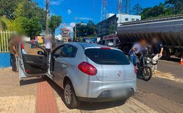 VÍDEO: Colisão entre moto e carro deixa homem ferido na Willy Barth 