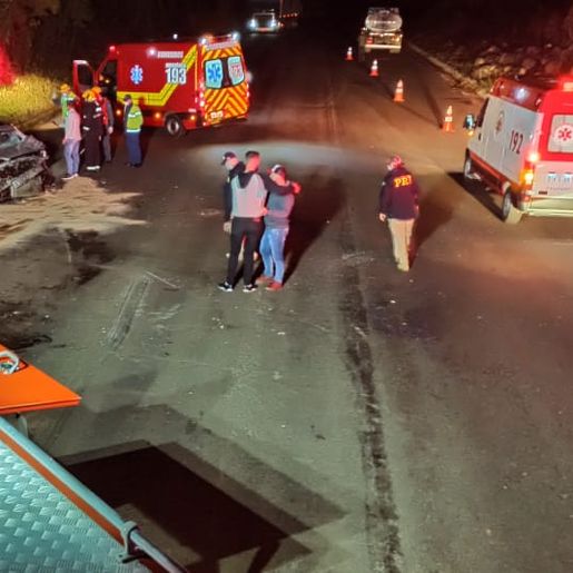 Acidente entre carro e caminhão deixa homem ferido na BR-282