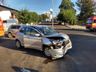 Colisão entre carro e caminhonete deixa passageira ferida no centro