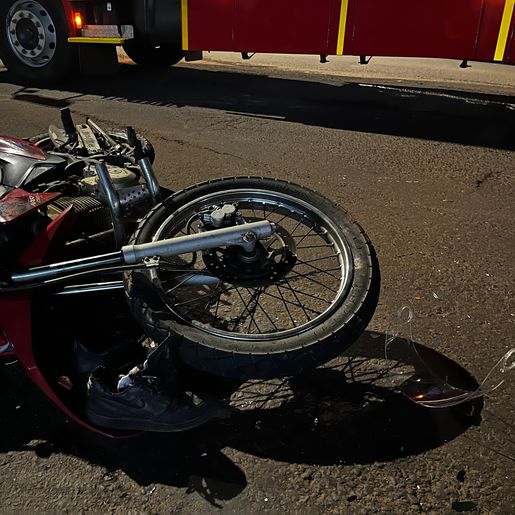 Colisão entre carro e moto deixa homem ferido na Willy Barth, em SMOeste