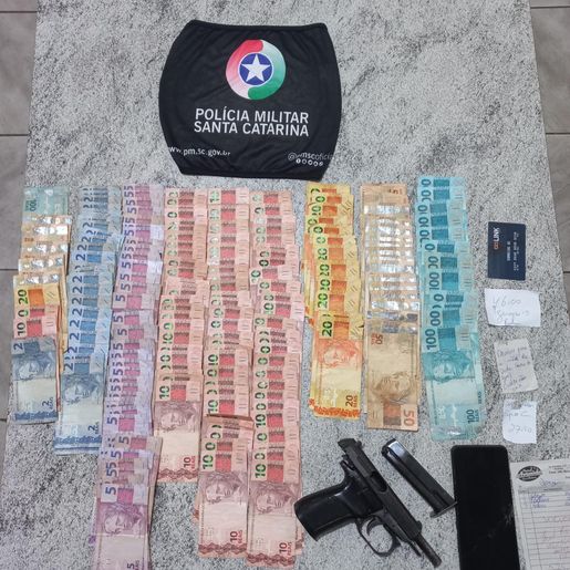 Homem é preso por roubo e porte ilegal de arma de fogo 