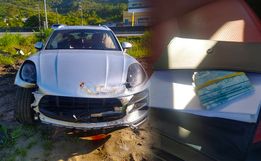 Condutor de Porsche abandona veículo e dinheiro após acidente