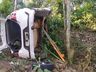 Condutora perde controle de veículo, sai da pista e capota em Itapiranga