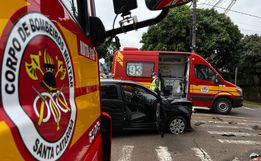Mulher é atendida pelos Bombeiros após acidente no centro de SMOeste