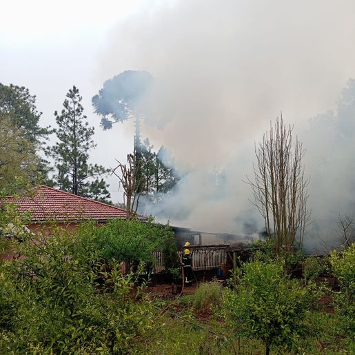 Incêndio atinge depósito nos fundos de residência em São José do Cedro