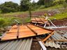 Vendaval destrói telhado de casa e galpão no interior de São Miguel do Oeste