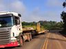 Carreta carregada de leite tomba à margem da pista de desvio na BR 163, em São José do Cedro