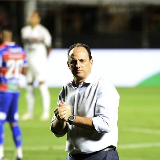 Rogério Ceni chega ao Rio para assinar com o Flamengo
