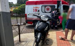 Colisão traseira entre moto e veículo deixa mulher ferida em Descanso 