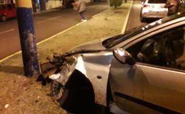 Colisão com poste deixa mulher ferida no centro 