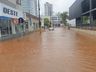 Chuvas alagam ruas e destelham casas em SC em meio ao alerta de ciclone extratropical