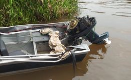 Corpo de Bombeiros de Itapiranga resgata barco que naufragou no Rio Uruguai