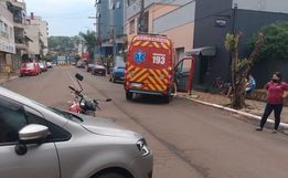 Mulher fica ferida em colisão de carro e moto no centro de Cunha Porã