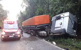 Motorista fica ferido em saída de pista na BR 282