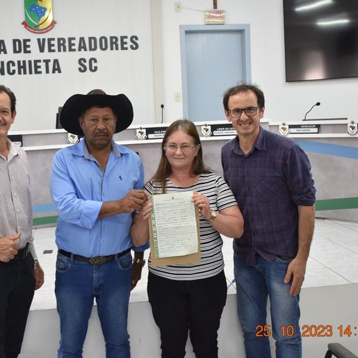Famílias recebem títulos de propriedade em Anchieta 