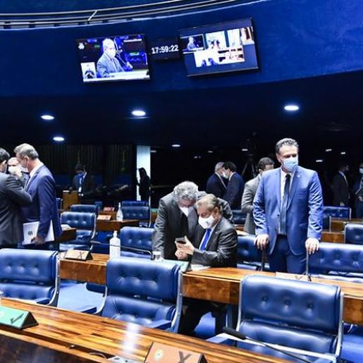 Senado revoga lei da ditadura e define crimes contra democracia
