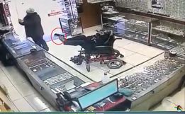 VÍDEO: Cadeirante tenta assaltar relojoaria com arma de brinquedo