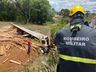 Caminhão carregado de madeira capota em rodovia de SMOeste e deixa dois feridos