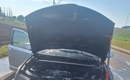 Carro argentino pega fogo na via periférica de São José do Cedro