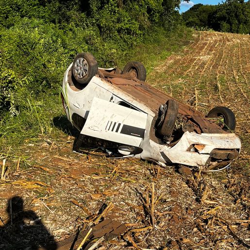  Saída de pista seguida de capotamento deixa dois feridos entre SMO e Bandeirante
