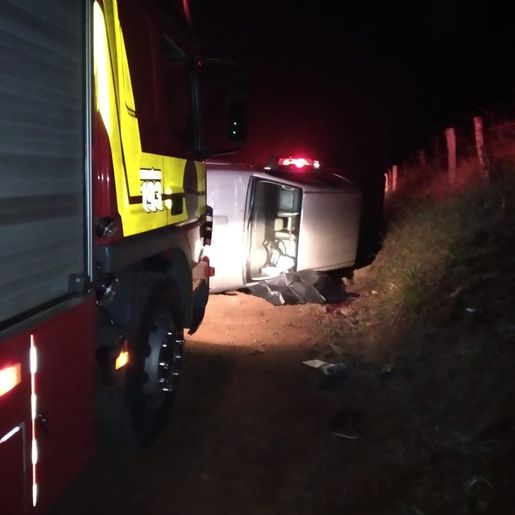 Motorista morre em capotamento de camionete no interior 