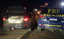 PRF apreende 363 kg de maconha e recupera carro roubado em Chapecó