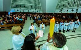Vigília Pascal leva fiéis para Igreja Matriz em São Miguel do Oeste; fotos
