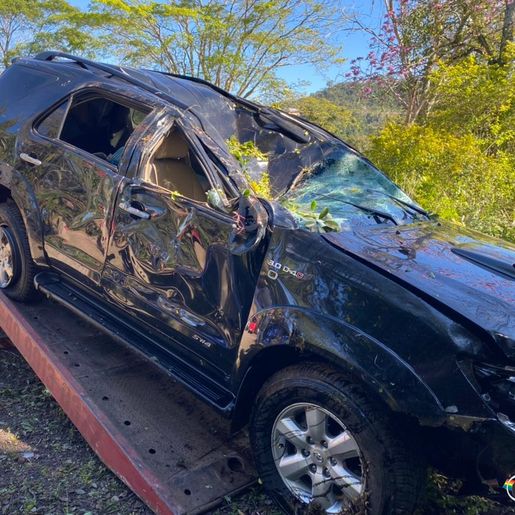 Veículo capota em ultrapassagem na SC 163 em Itapiranga