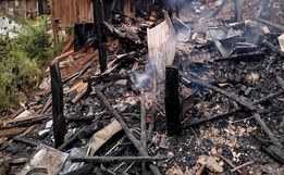 Bombeiros combatem incêndio que destruiu duas casas em Maravilha