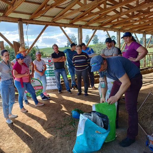 Capacitação sobre nutrição rentável de vacas leiteiras reúne produtores em Bandeirante 