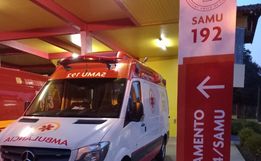 Jovem fica ferido em colisão entre carro e moto em Itapiranga