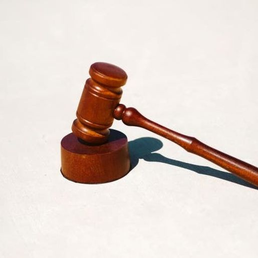 Mulher que ameaçou ex de morte, deu pedrada em sogro e chamou enteados de 'macaco' é condenada 