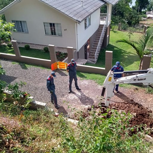 Bombeiros auxiliam em resgate de cão preso em tubulação em bairro de Mondaí