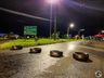 VÍDEO: Mesmo sob chuva e frio, manifestantes sustentam bloqueio no trevo de SMOeste
