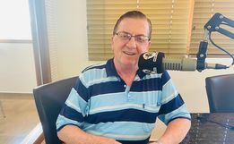 Sete meses após AVC, Padre Dionísio visita Rádio Itapiranga