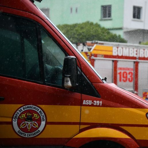Homem fica ferido após trator capotar no interior de SMO 