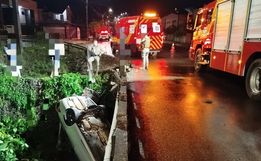 Carro capota, cai em rio e duas pessoas ficam feridas em Maravilha