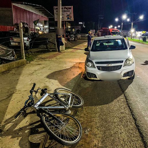 Motorista abre porta, ciclista cai e sofre ferimentos em SMOeste 