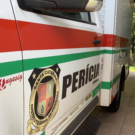 Motociclista morre ao colidir na carroceria de caminhão na BR-282