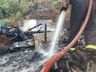 Bombeiros combatem incêndio em depósito de madeira