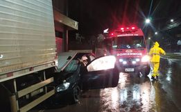 Motorista perde controle de veículo e bate em caminhão parado 
