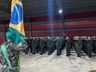 Militares do Exército prestam juramento à Bandeira em solenidade do Dia do Soldado