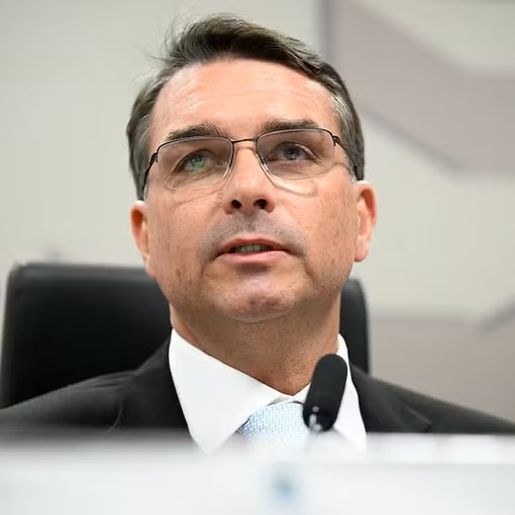 Flávio Bolsonaro diz que mãe e avós foram feitos reféns durante assalto