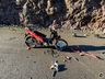 VÍDEO: Carreta passa por cima de moto e motociclista fica levemente ferido