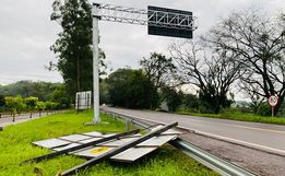 Fortes ventos na madrugada causam estragos e falta de energia na região