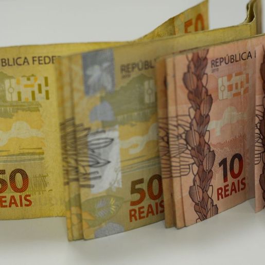 Governo aumenta salário mínimo para R$ 1.302 a partir de 2023