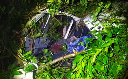 Motorista morre e passageiro fica gravemente ferido em saída de pista, em Palmitos
