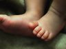 Bebê de 15 dias morre esmagado enquanto dormia com os pais