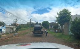 Motorista tira cochilo no meio da rua e carro é levado pela PM 
