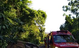 Saída de pista seguida de capotamento deixa mulher ferida em Quilombo